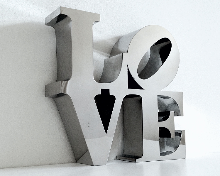 design litery ze stali nierdzewnej rzeźby typografia