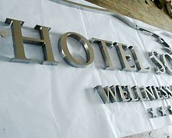 litery ze stali nierdzewnej litery logo dla hotelu recepcji